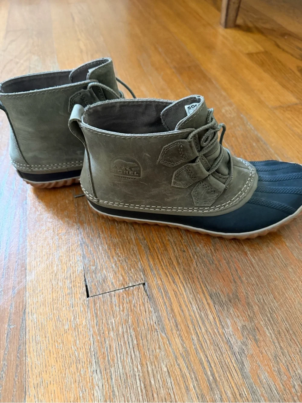 Sorel women’s Olive Green and Black Lace-Up Duck Boots size 7